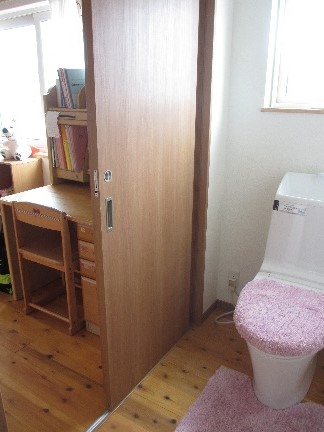 トイレには正面と横に２つのドア